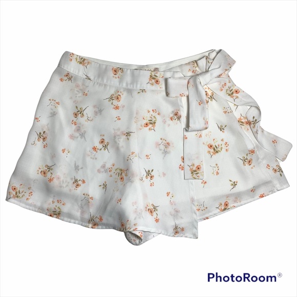 Altar'd State Pants - NWOT Altar’d State floral printed skort Size S